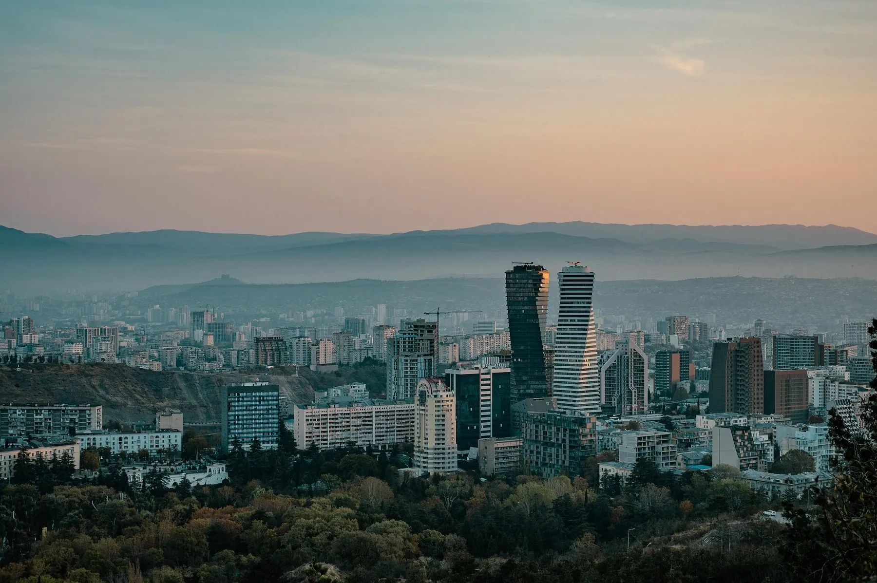 თბილისის პანორამა თანამედროვე კოშკებით